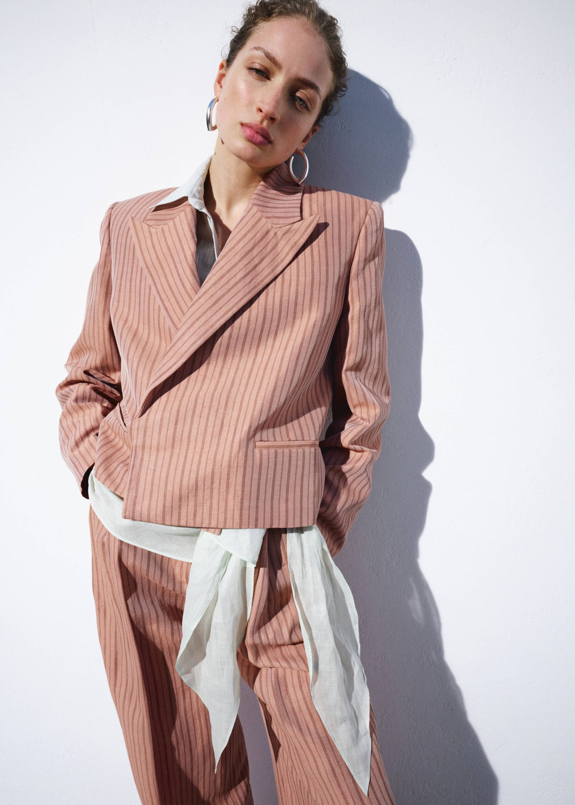 blazer-court-femme-297cmr-1.jpg Blazer court en lin à rayures – Image 1