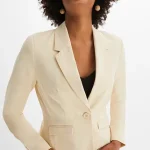 Blazer court et féminin avec de jolies poches à rabat.