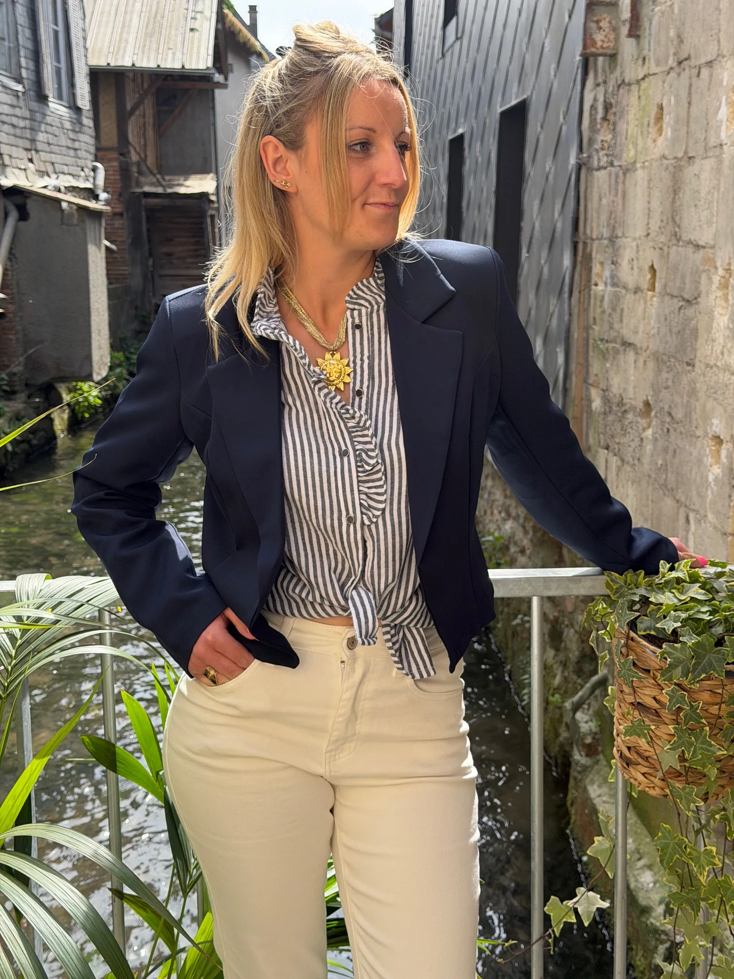 blazer-court-femme-616qnf.webp Vestes de blazer courtes unies – Image 1