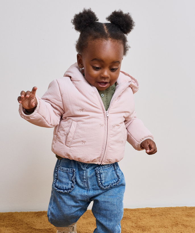 doudoune-bebe-361kyg-1.jpg Doudoune bébé fille rose imprimé noeuds – Image 1
