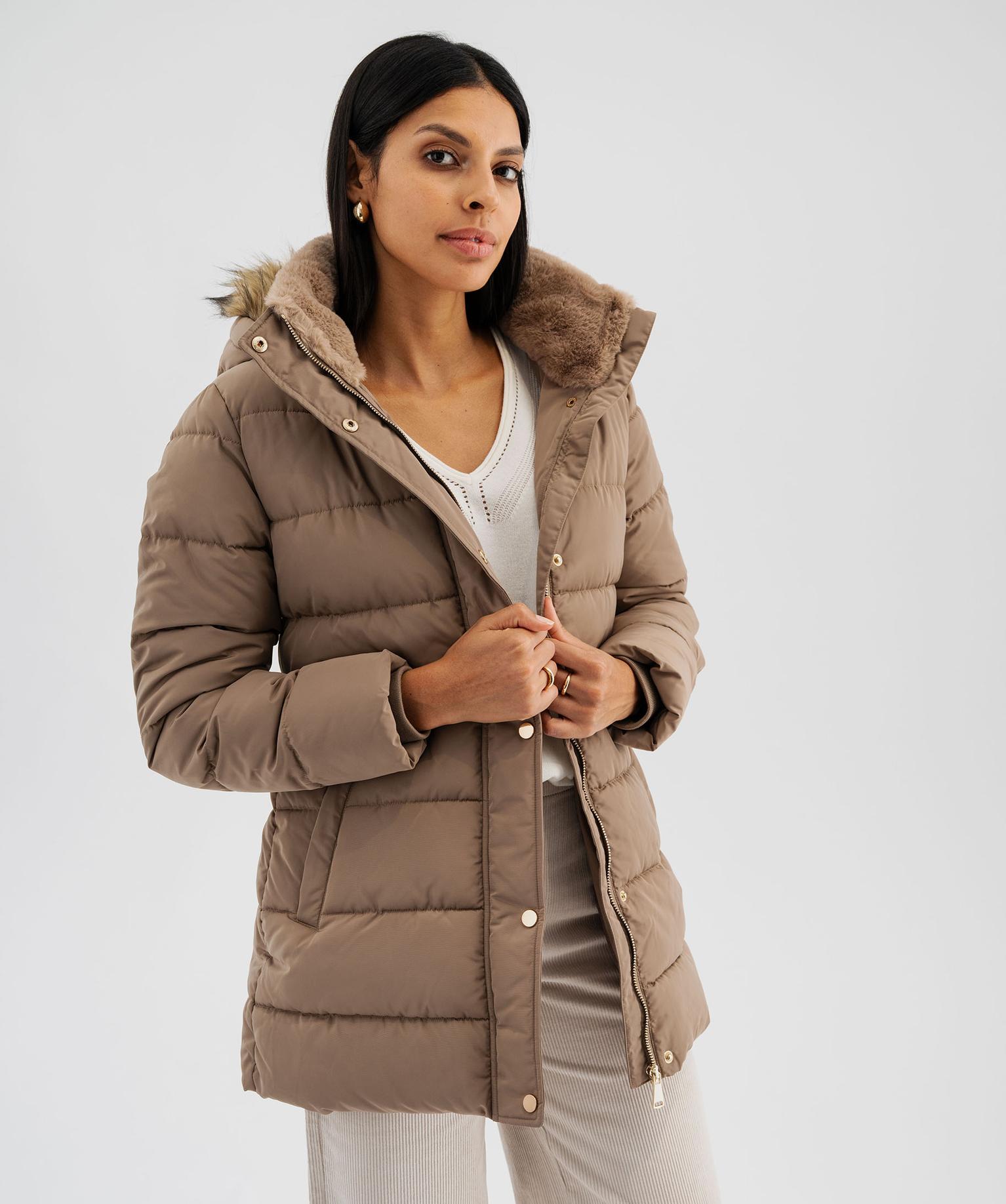 doudoune-femme-mi-longue-560bcx-1.jpg Doudoune mi longue à capuche femme taupe | GEMO – Image 1