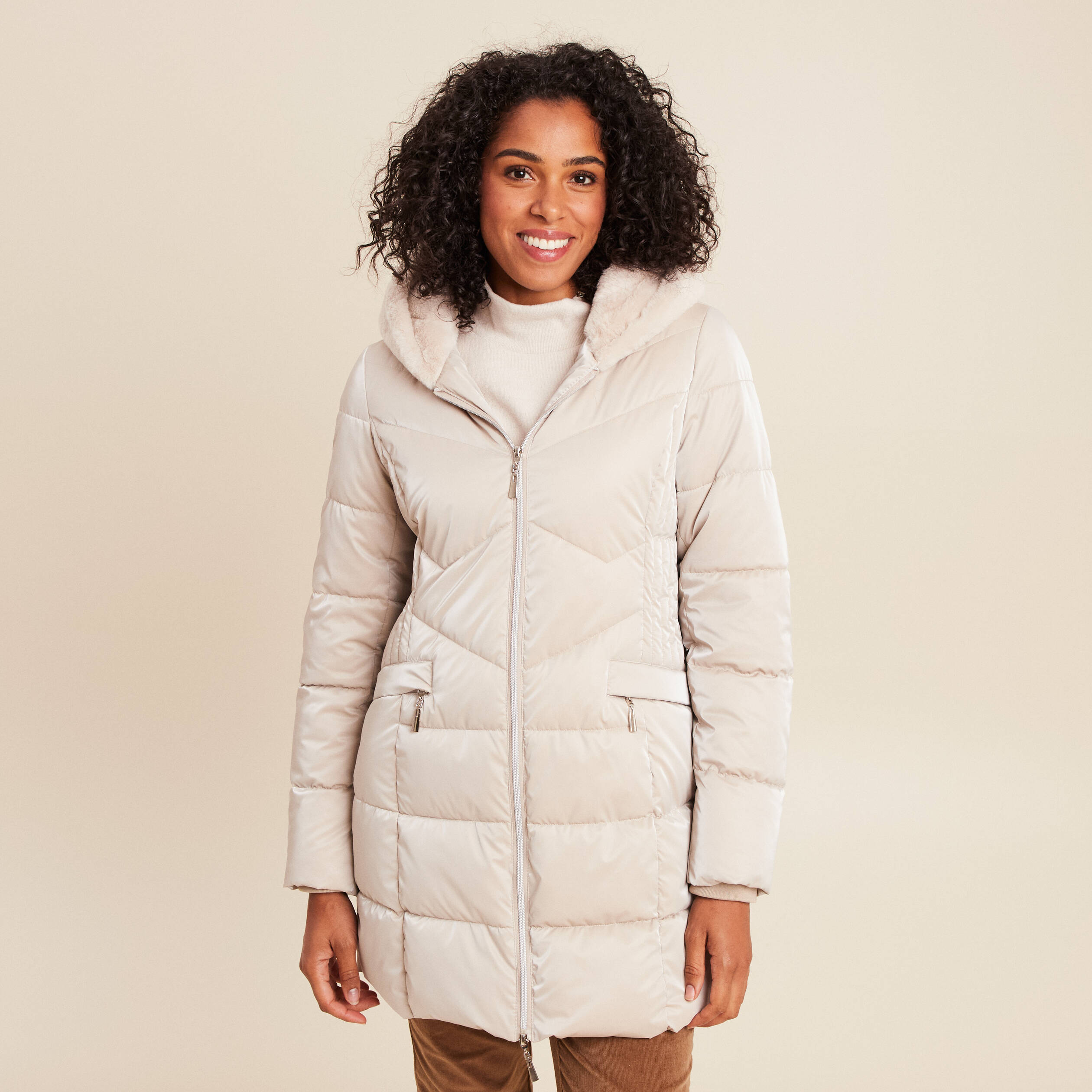 doudoune-femme-mi-longue-585oov-1.jpg Doudoune mi longue à capuche beige femme – Image 1