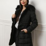 Doudoune noire avec capuche fausse fourrure et ceinture