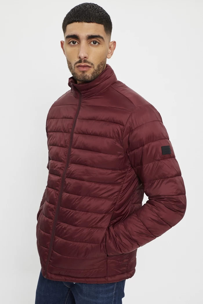 doudoune-jack-and-jones-802ngw.webp Doudoune matelassée bordeaux homme Jack & Jones | Destock Jeans – Image 1
