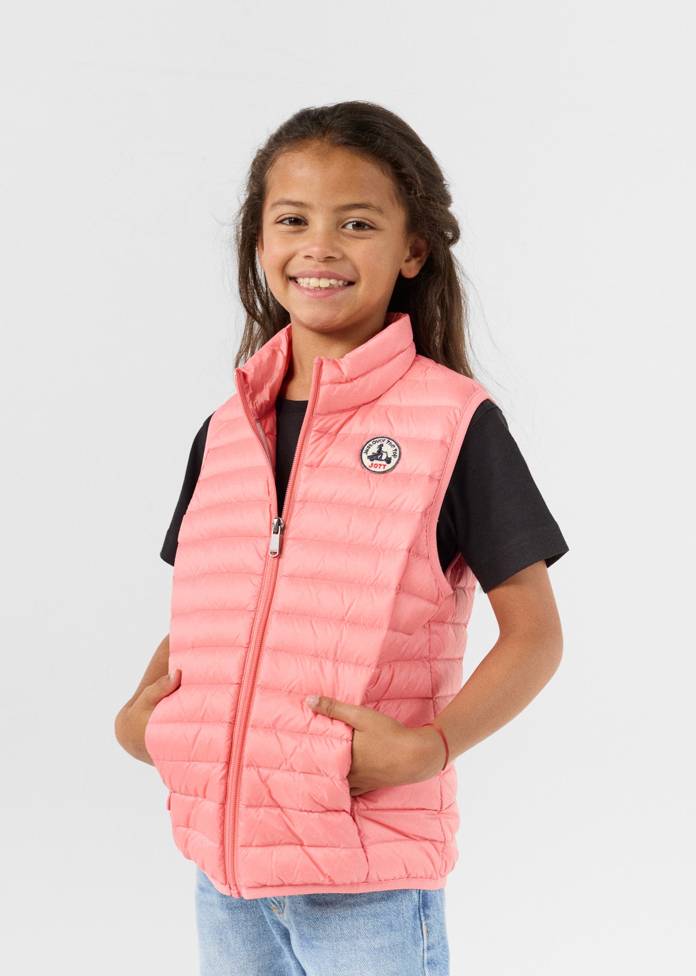 doudoune-jott-sans-manche-998nra-1.jpg Doudoune sans manches enfant Vibrant pink Zoe – JOTT – Image 1