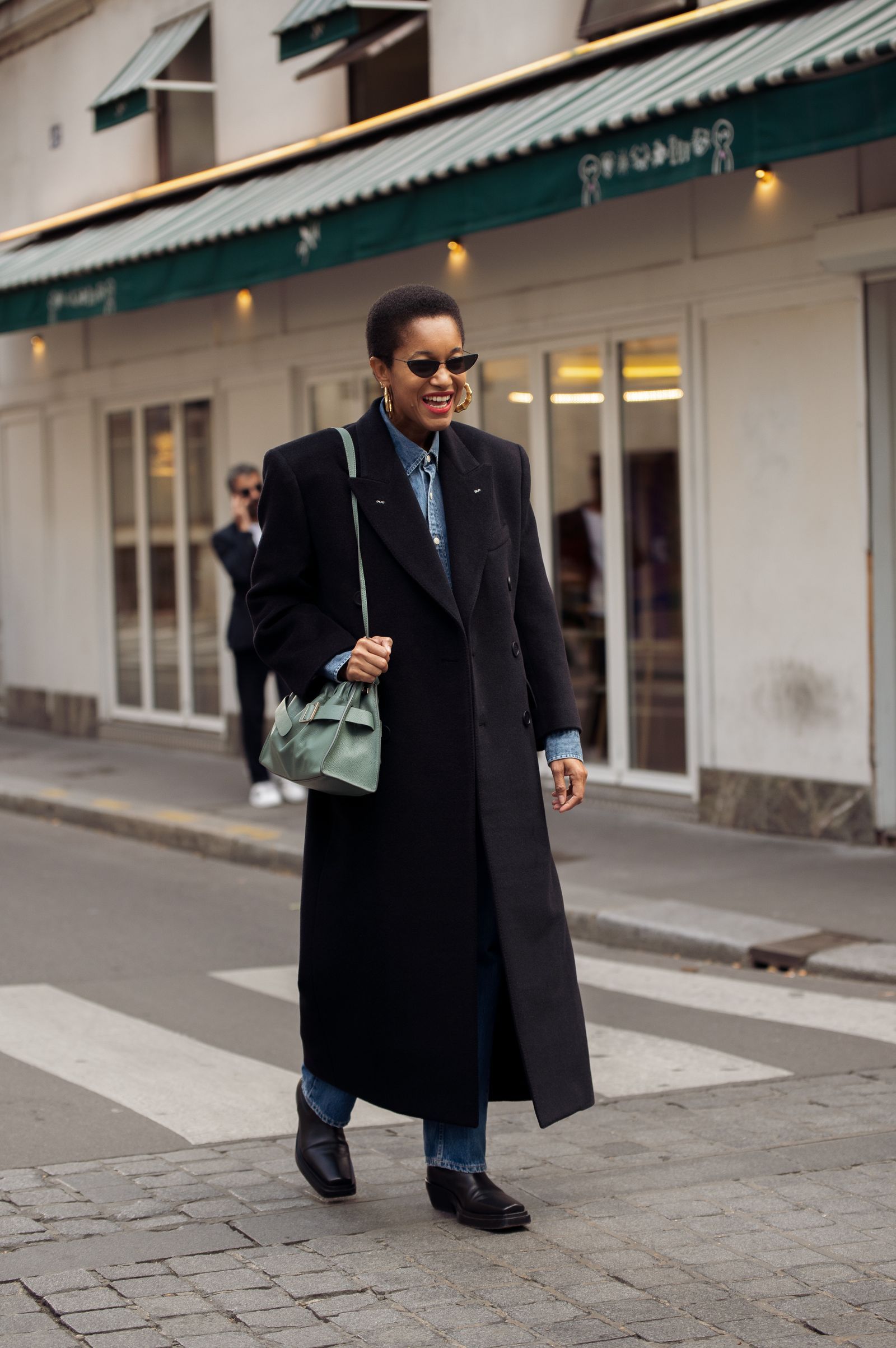 long-manteau-noir-056omt-1.jpg Le long manteau noir reste le plus chic (et intemporel) de l'hiver | Vogue France – Image 1