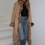 Manteau long beige avec bordures en fourrure M