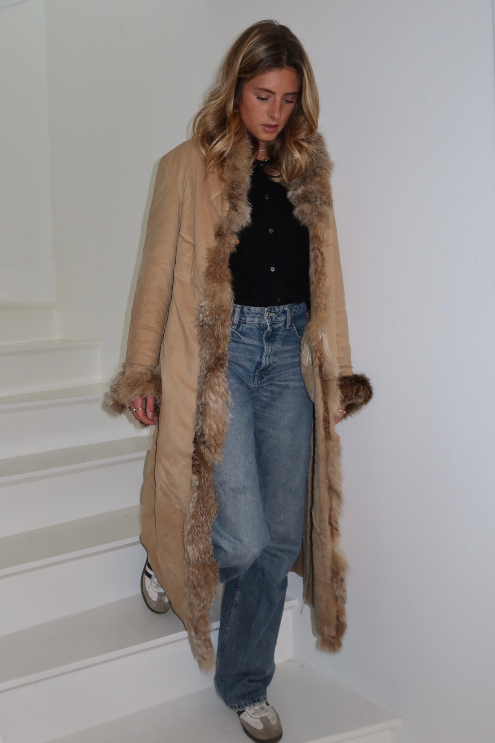 manteau-long-beige-585wov-1.jpg Manteau long beige avec bordures en fourrure M – Image 1