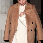 Le manteau d'hiver idéal est chez Mango... Et Margot Robbie le porte déjà | Vogue France