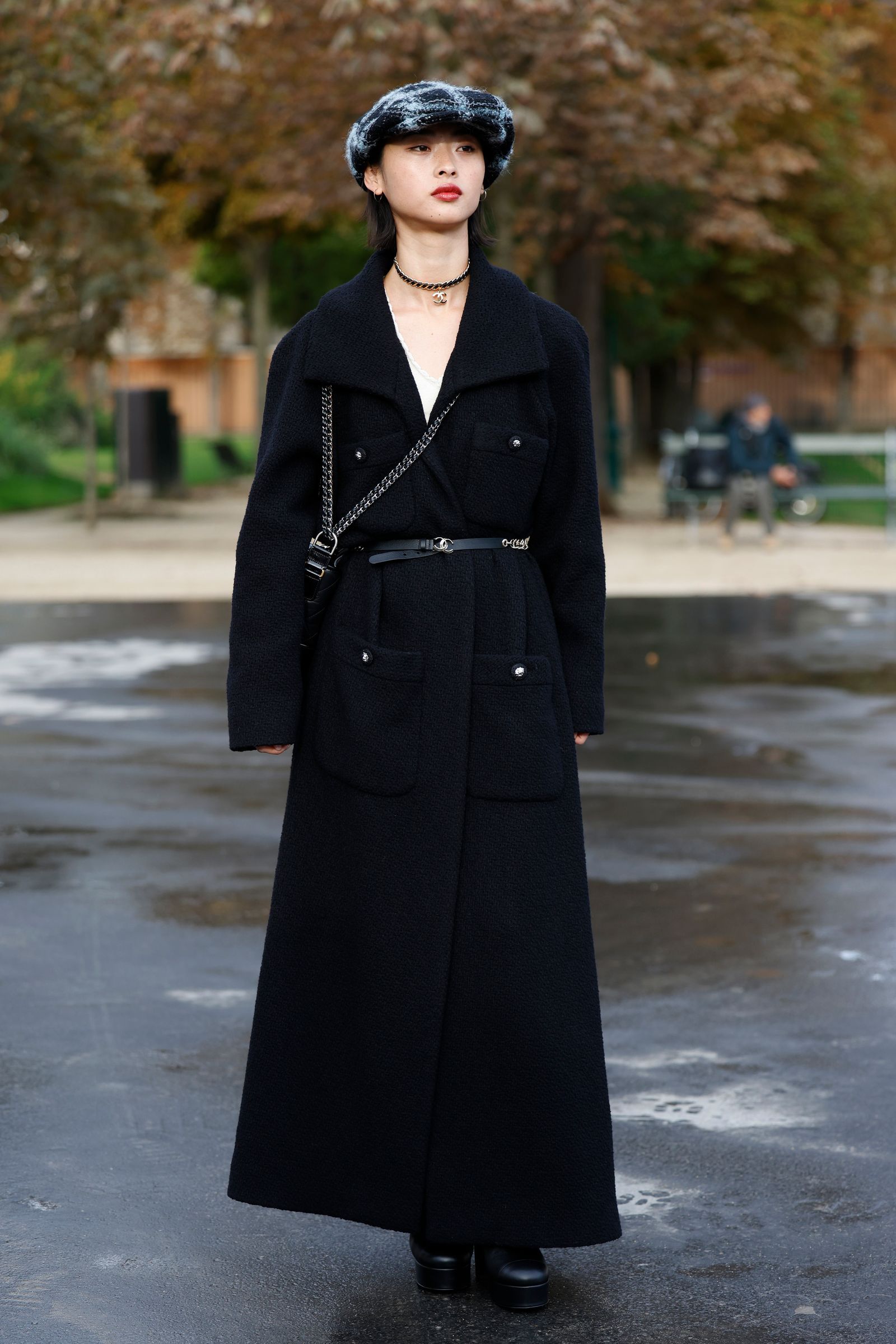 manteau-noir-long-470uzq-1.jpg Le long manteau noir reste le plus chic (et intemporel) de l'hiver | Vogue France – Image 1