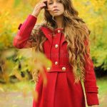 Jeune Femme à La Mode Vêtue D'un Manteau Rouge Dans Un Parc D'automne Photo stock Image of octobre, amusement: 46175756