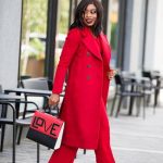 Tenue: Manteau rouge, Chemisier à manches longues rouge, Pantalon large rouge, Escarpins en daim noirs