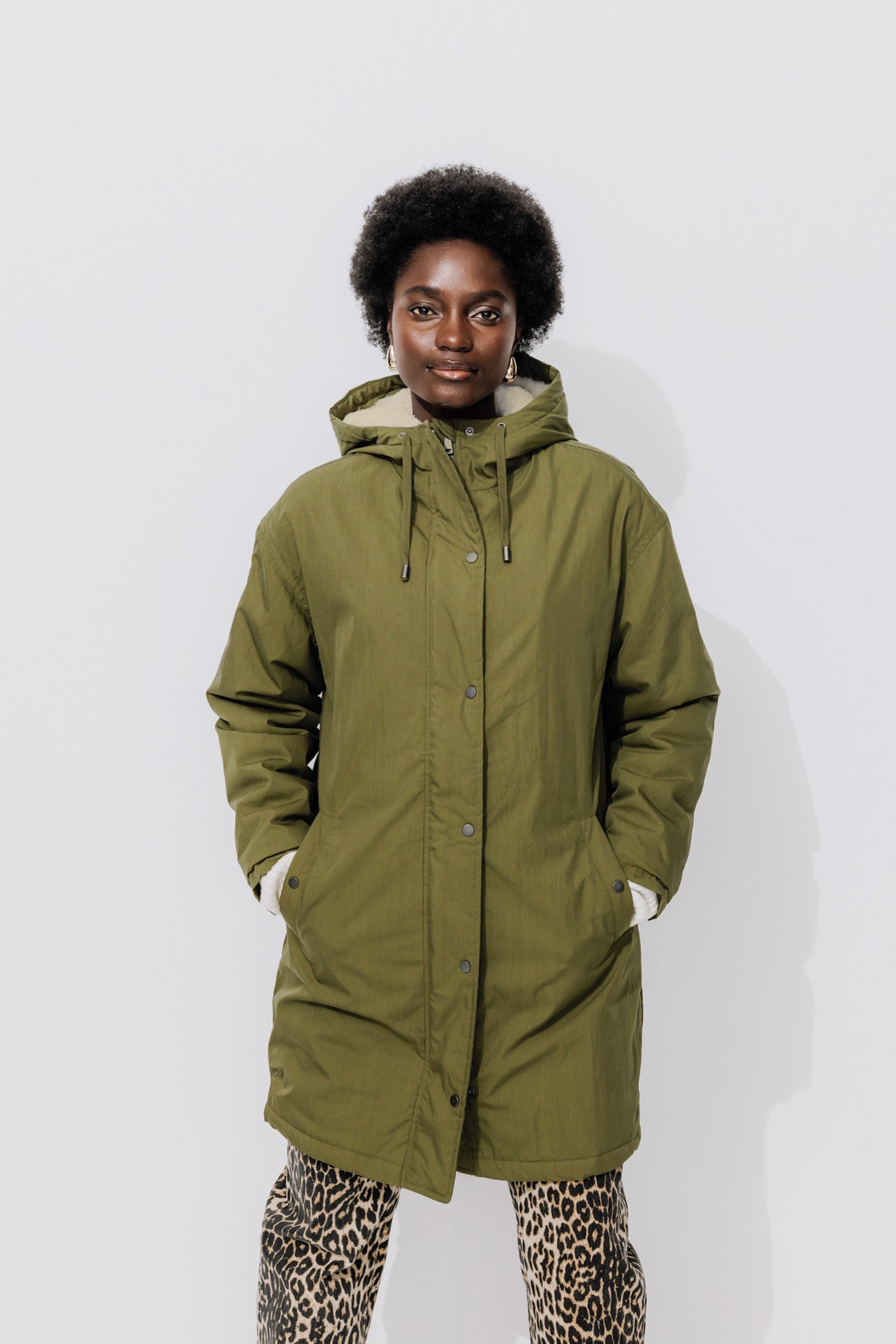 parka-femme-impermeable-avec-capuche-288nrb.jpg Parka chaude à capuche Femme Kaki – Image 1