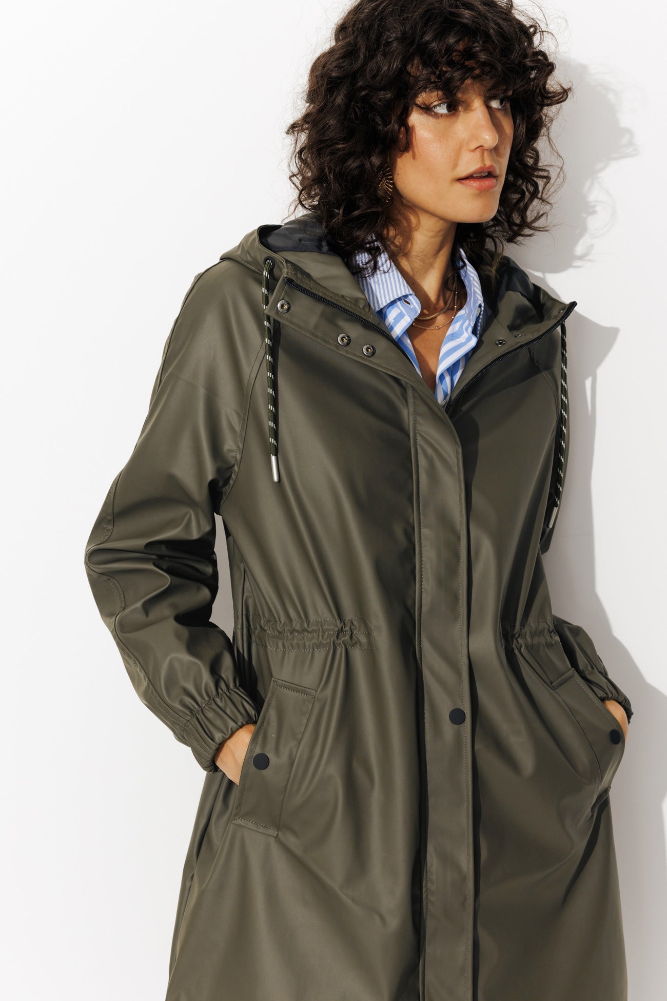 parka-femme-impermeable-avec-capuche-342nla.jpg Parka à capuche Femme Kaki – Image 1