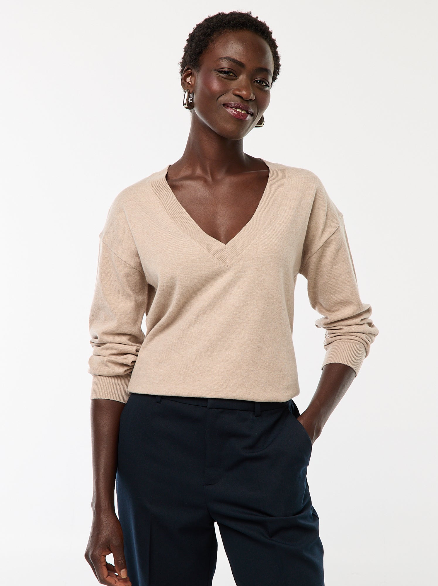 pull-col-v-928pvb-1.jpg Pull en maille fine col V Beige – Image 1