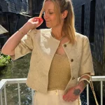 Veste chic femme beige motifs dorés – Épaulettes | Dream By C