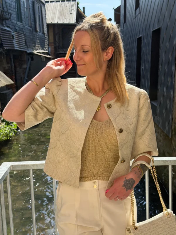 veste-beige-022gxk.webp Veste chic femme beige motifs dorés – Épaulettes | Dream By C – Image 1