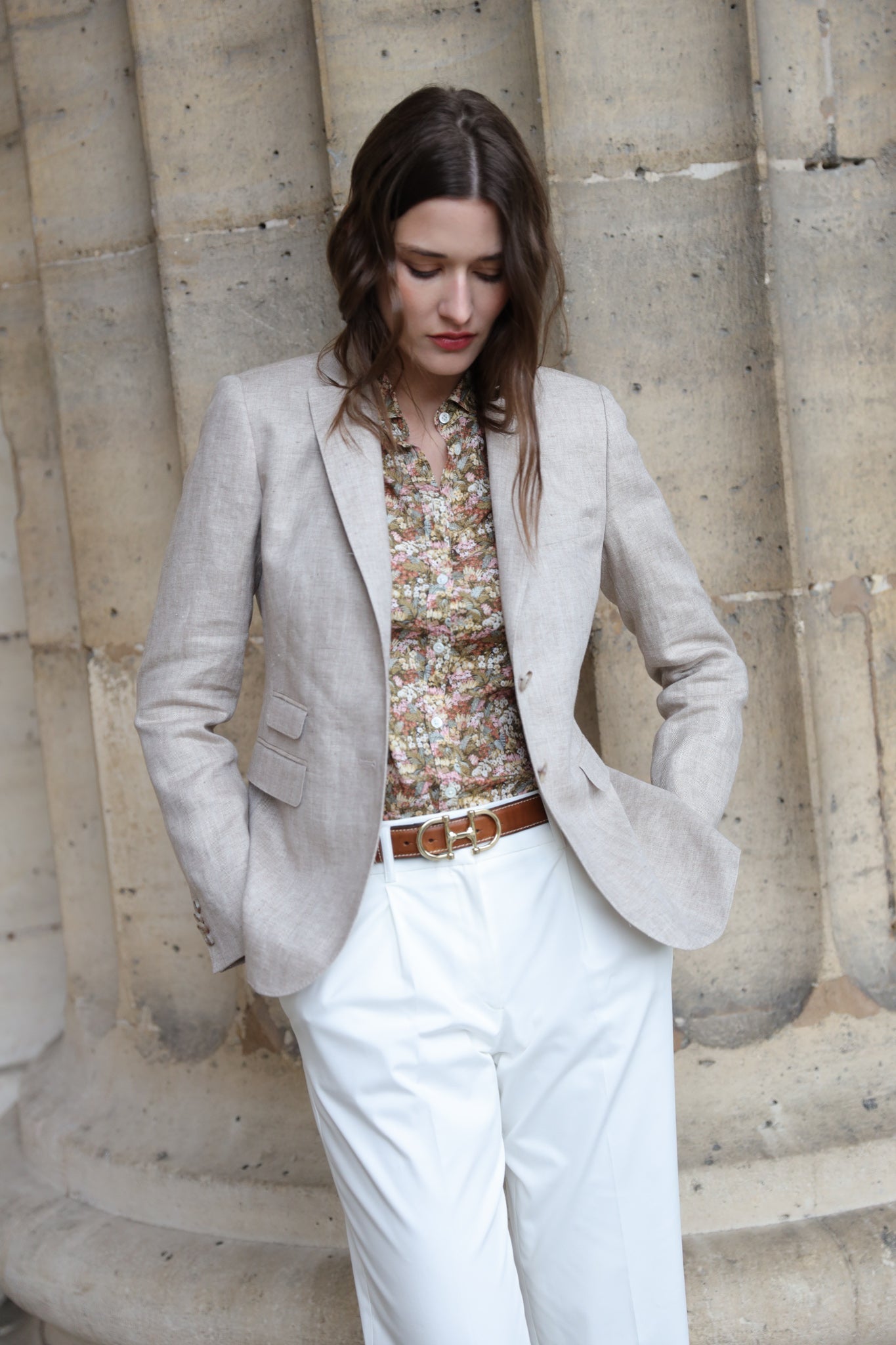 veste-beige-femme-095ixw-1.jpg Blazer d'été chic pour femme 100% lin à chevron beige Curling Paris – Image 1