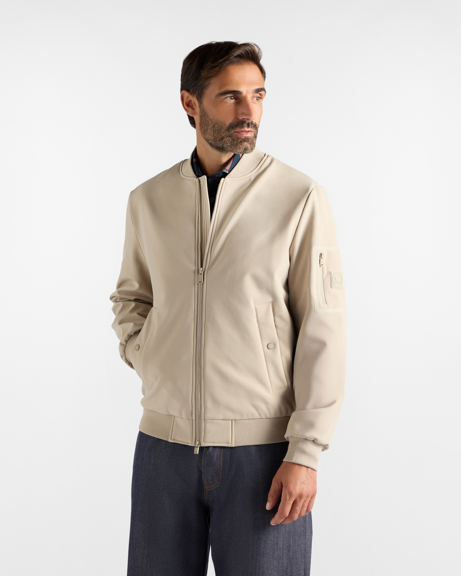 veste-beige-homme-786gjv-1.jpg Veste beige en softshell pour homme avec poche utility – Image 1