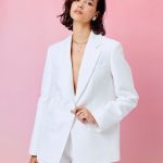 Veste blanche de style blazer avec revers et boutons bijoux | INVITADISIMA