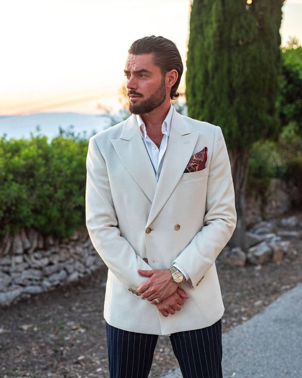 veste-blanche-575sgi-1.jpg Pantalon à Rayures avec Veste Blanche à Double Boutonnage – Image 1