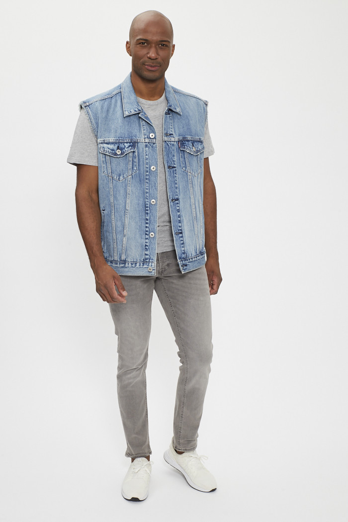 veste-en-jean-sans-manche-125xuz-1.jpg Veste Trucker sans manches bleu délavé homme Levi's | Destock Jeans – Image 1