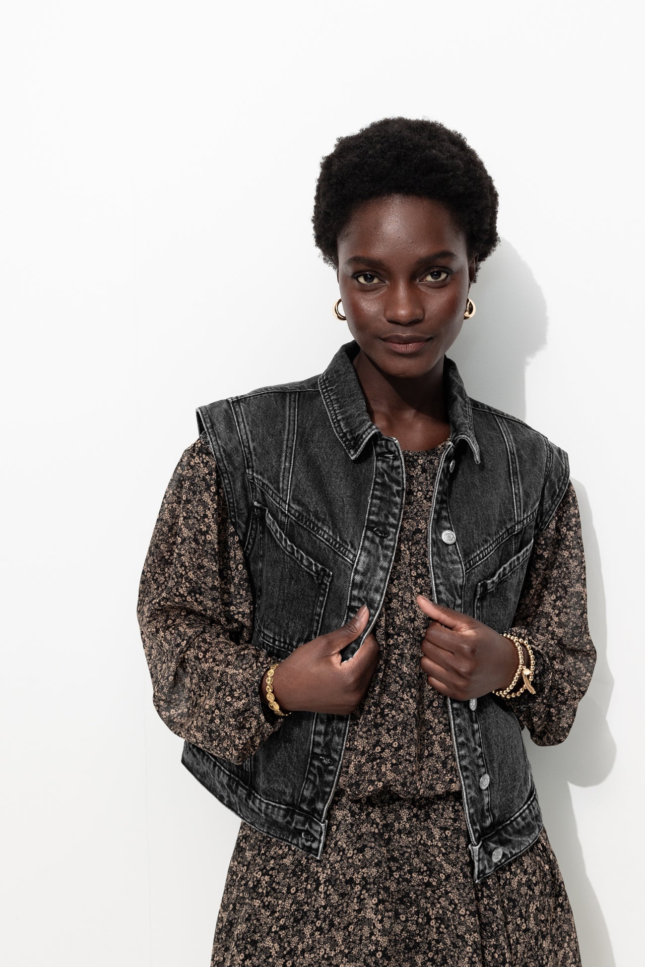 veste-en-jean-sans-manche-707vyf-1.jpg Veste jean sans manches Jeans gris – Image 1