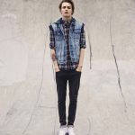 Veste en denim sans manches et chemise à carreaux