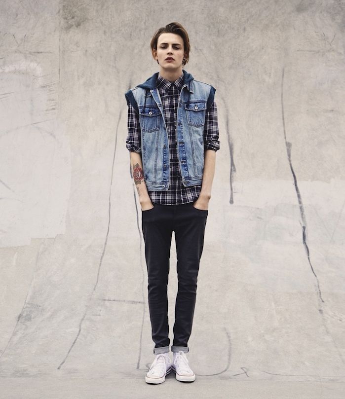 veste-en-jean-sans-manche-751igk-1.jpg Veste en denim sans manches et chemise à carreaux – Image 1