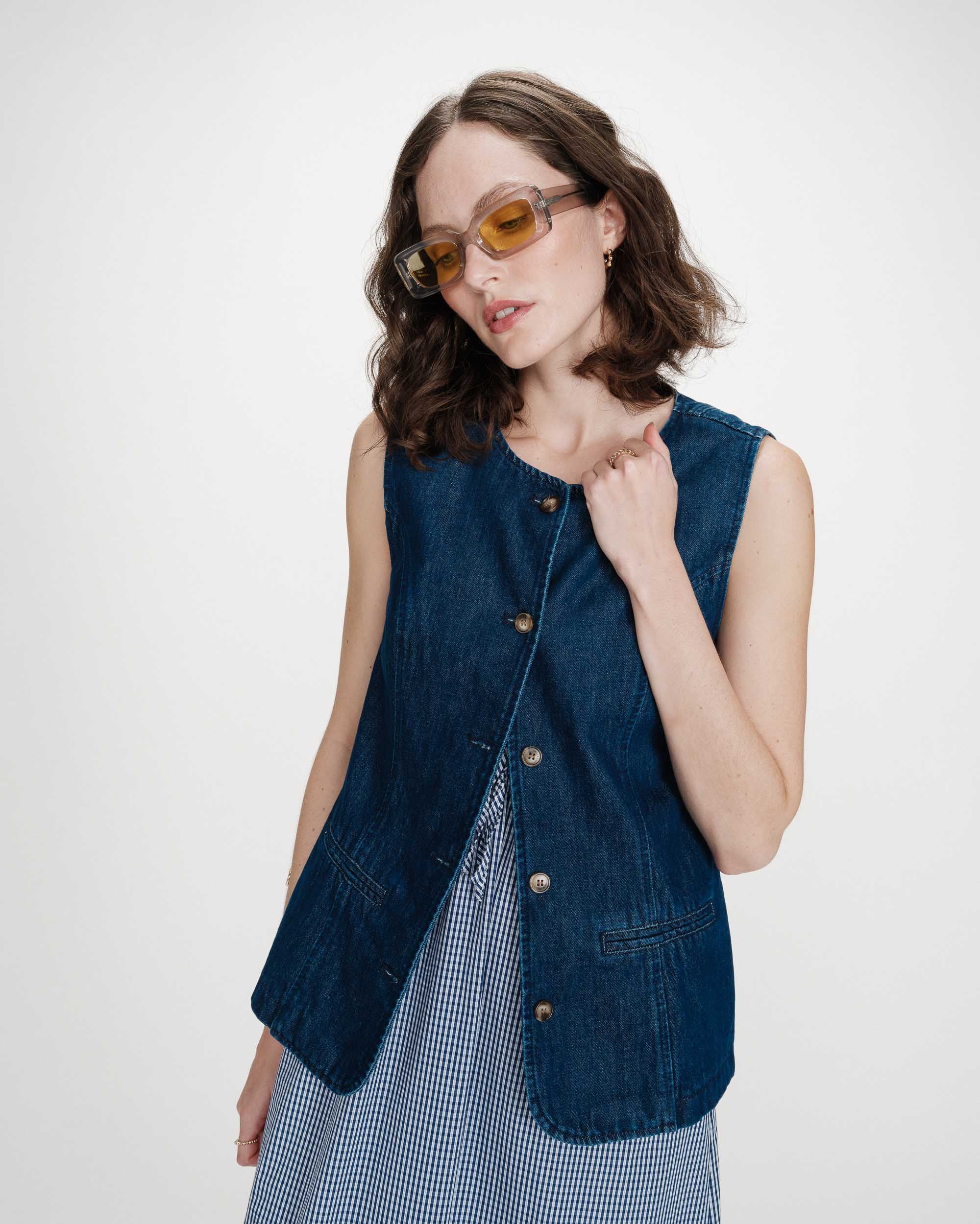 veste-en-jean-sans-manche-782npk-1.jpg Veste sans manches ajustée en denim – Grace & Mila – Image 1