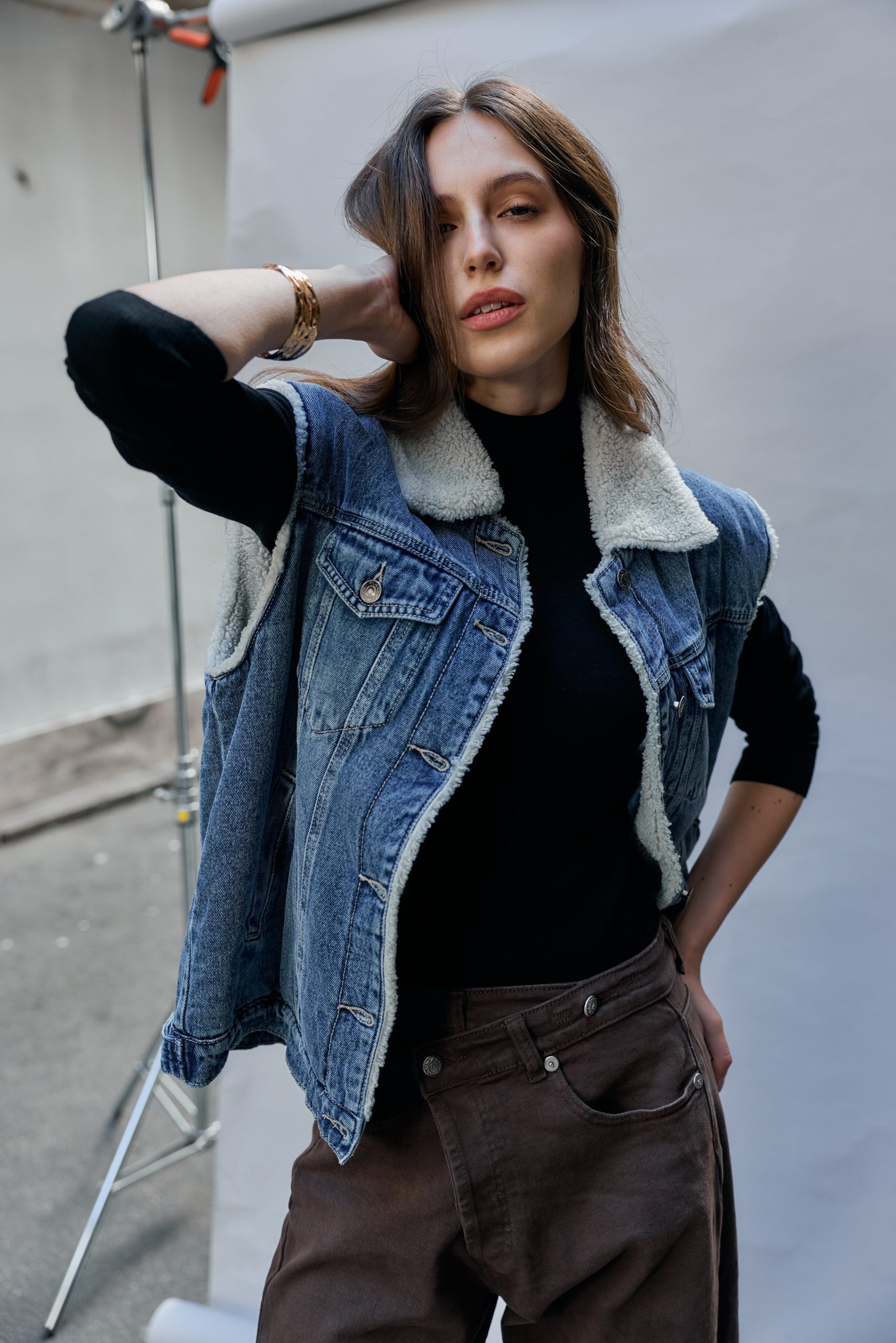 veste-en-jean-sans-manche-889dih-1.jpg Veste sans manches moumoute Jean femme Place du jour – Image 1