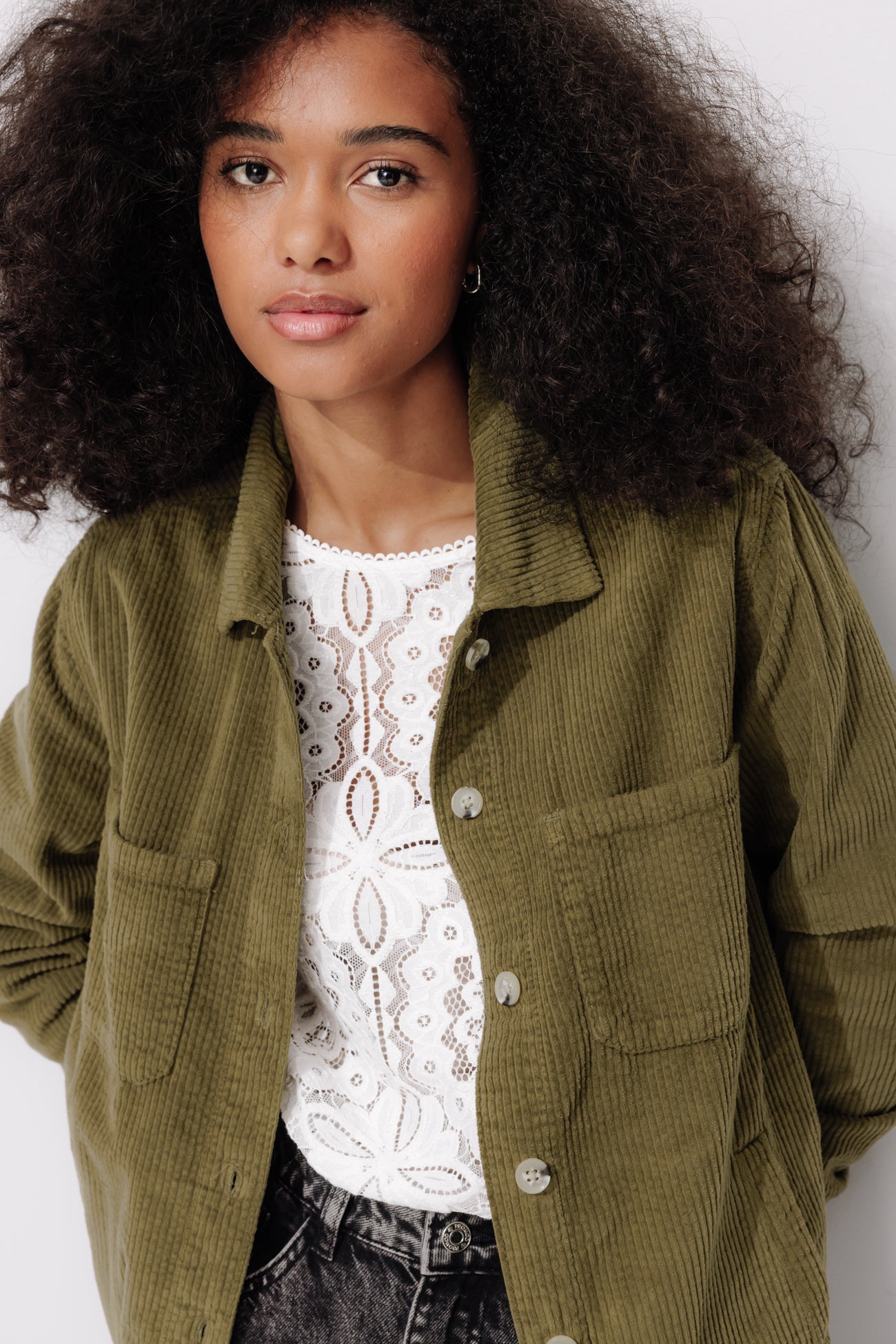 veste-en-velours-femme-670mkx-1.jpg ALMA veste surchemise velours Kaki – Image 1