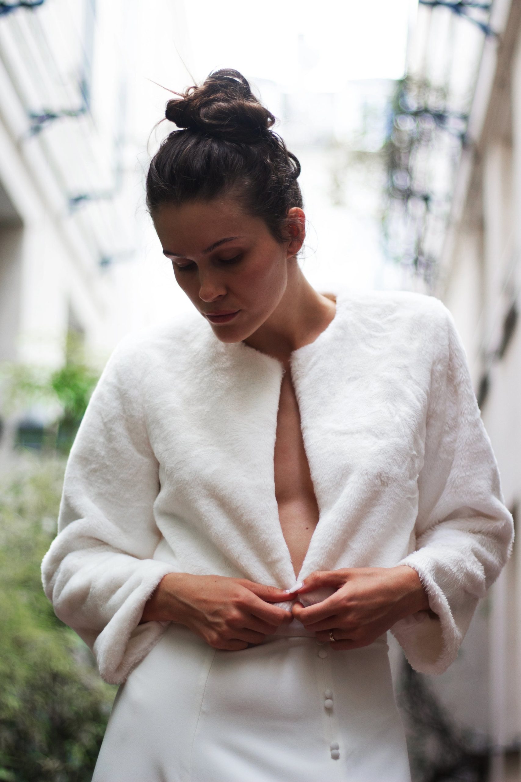 veste-fourrure-femme-107pmc-1.jpg Veste courte Fourrure – Robe & Accessoires sur mesure | L'AMUSÉE Paris – Image 1