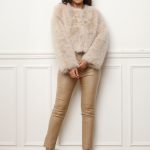 Veste courte en fausse fourrure
