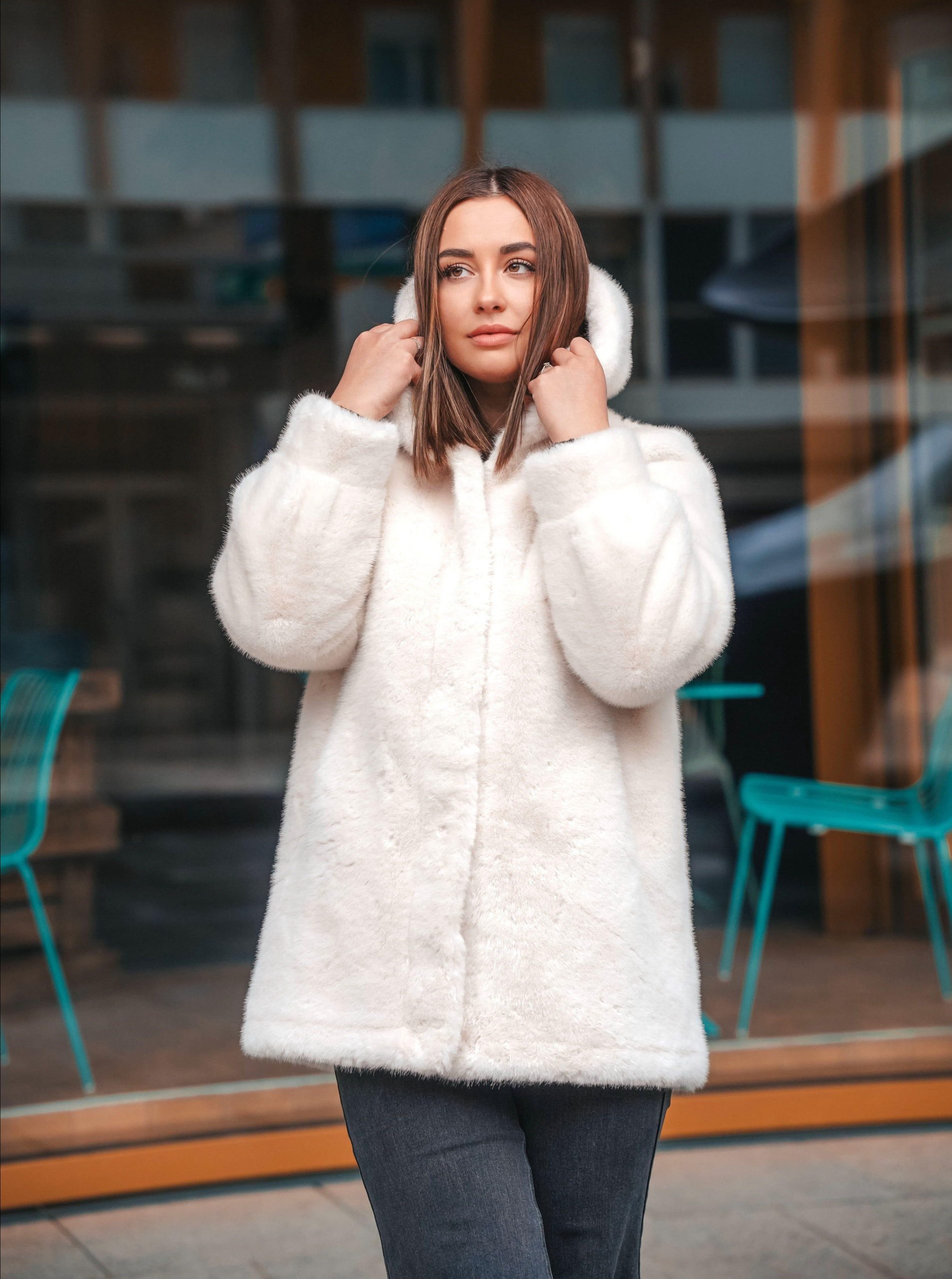 veste-fourrure-femme-971psc-1.jpg Veste Fausse Fourrure | Capuche chaude et coupe ample – Les Petits Imprimés – Image 1