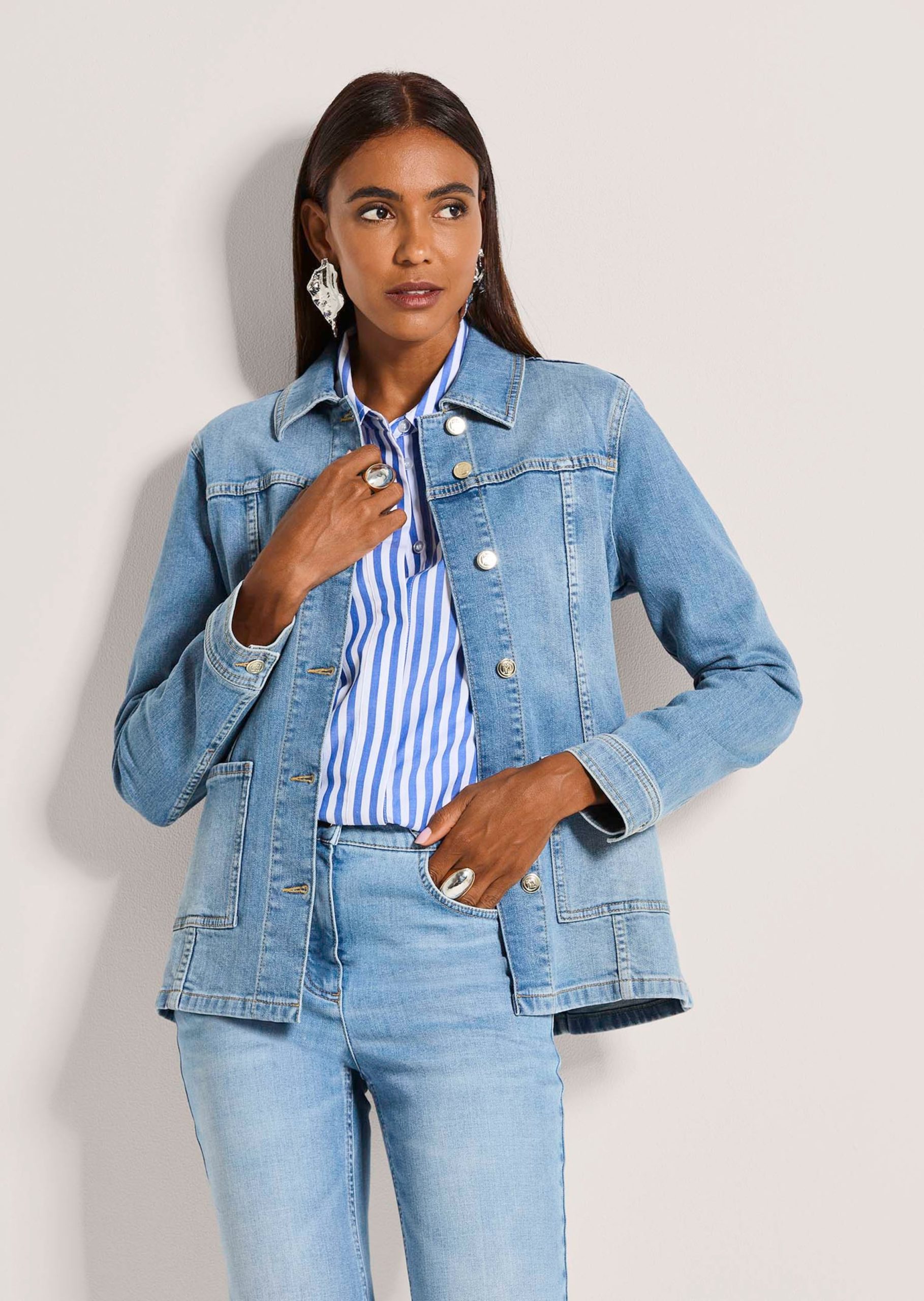 veste-jeans-femme-301mzv-1.jpg Veste en jean longue avec ceinture à nouer sur bleu/denim | MADELEINE Vetement – Image 1