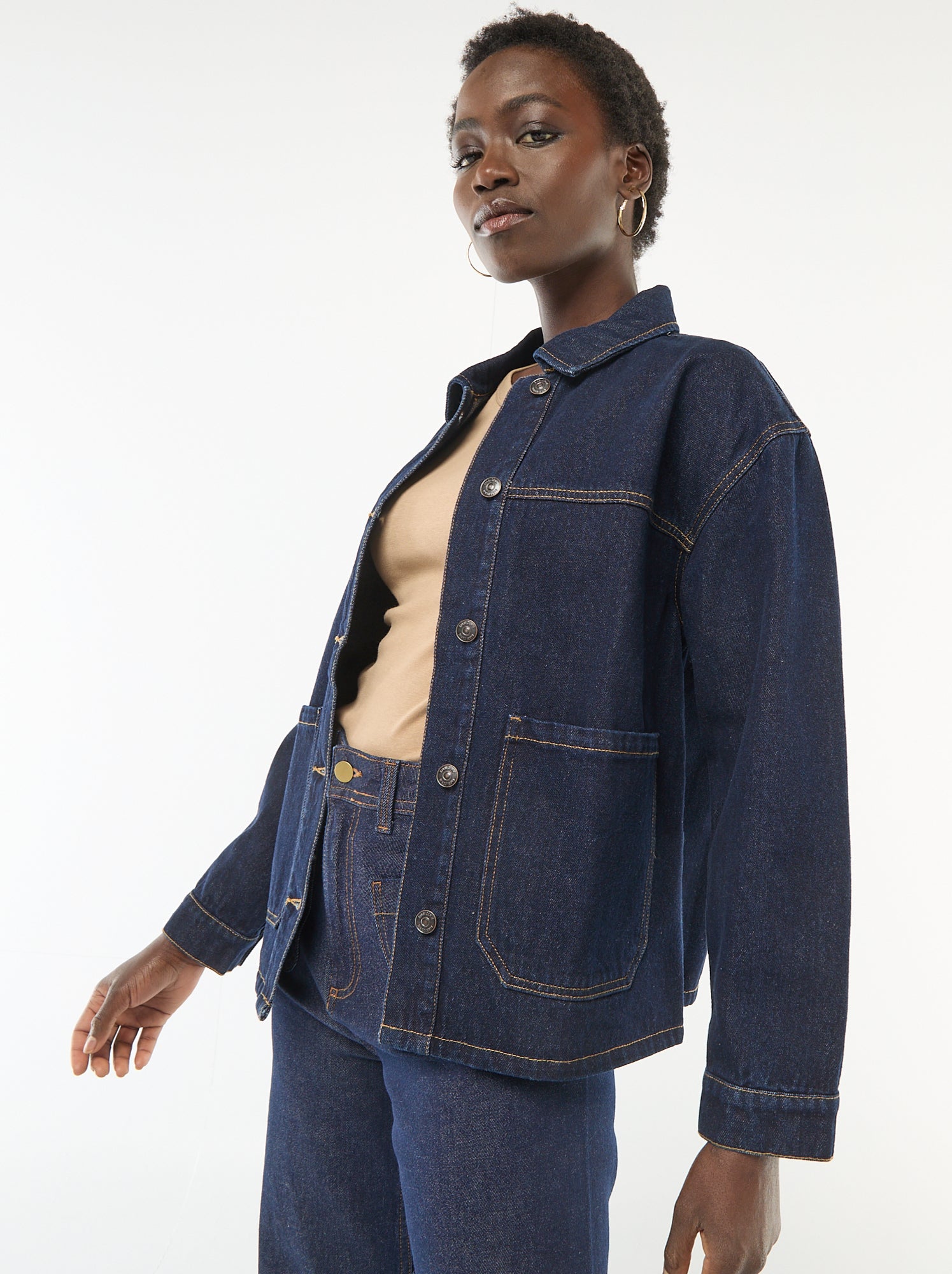 veste-jeans-femme-880jpj-1.jpg Veste en jean à poches plaquées Bleu Femme 22.00€ Kiabi – Image 1
