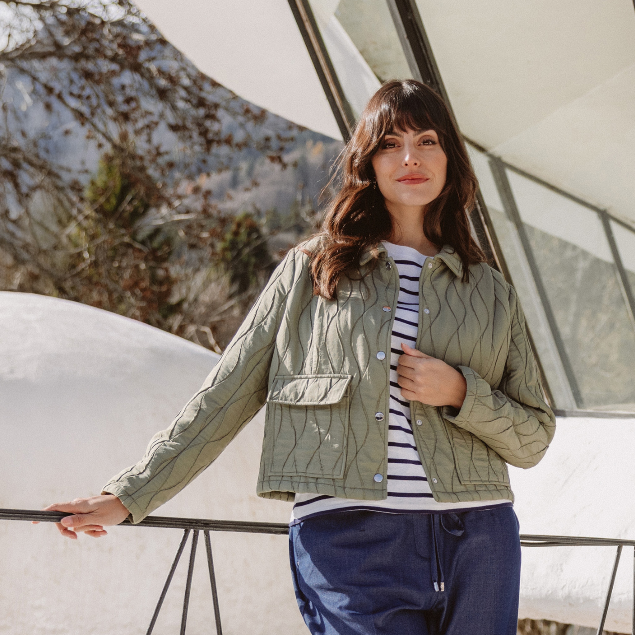 veste-kaki-496cxa-1.jpg Veste courte droite manches longues vert kaki femme – Image 1