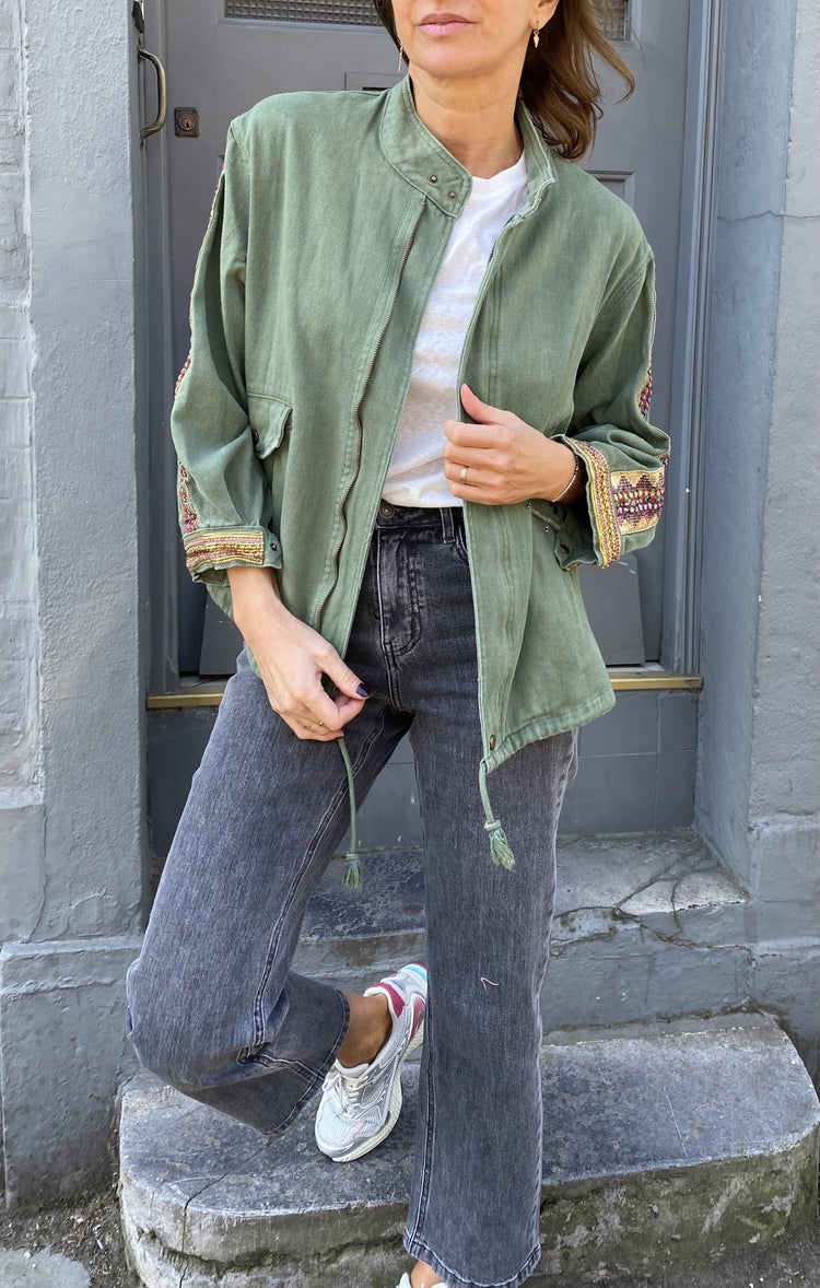 veste-kaki-788lez-1.jpg Veste kaki brodée – Image 1