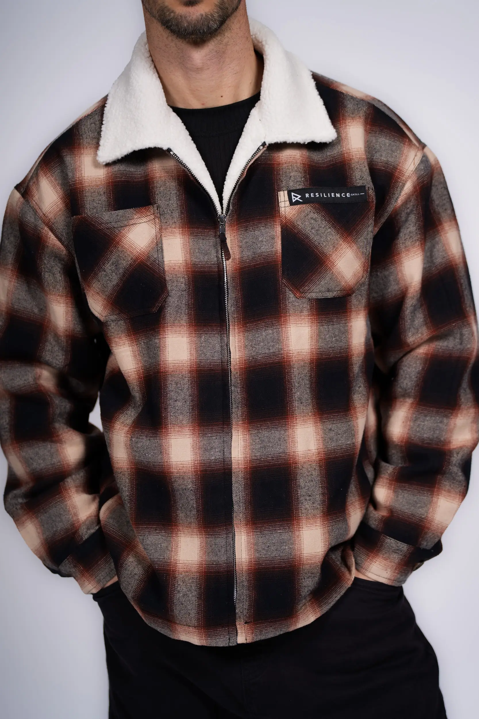 veste-sherpa-homme-758anr.webp Veste Sherpa Carreaux Marron Homme Resilience Skill – Image 1